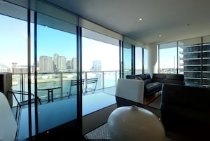 Apartamento ejecutivo, 3 habitaciones | Zona de estar | Televisión LCD de 51 pulgadas con canales por cable, una televisión