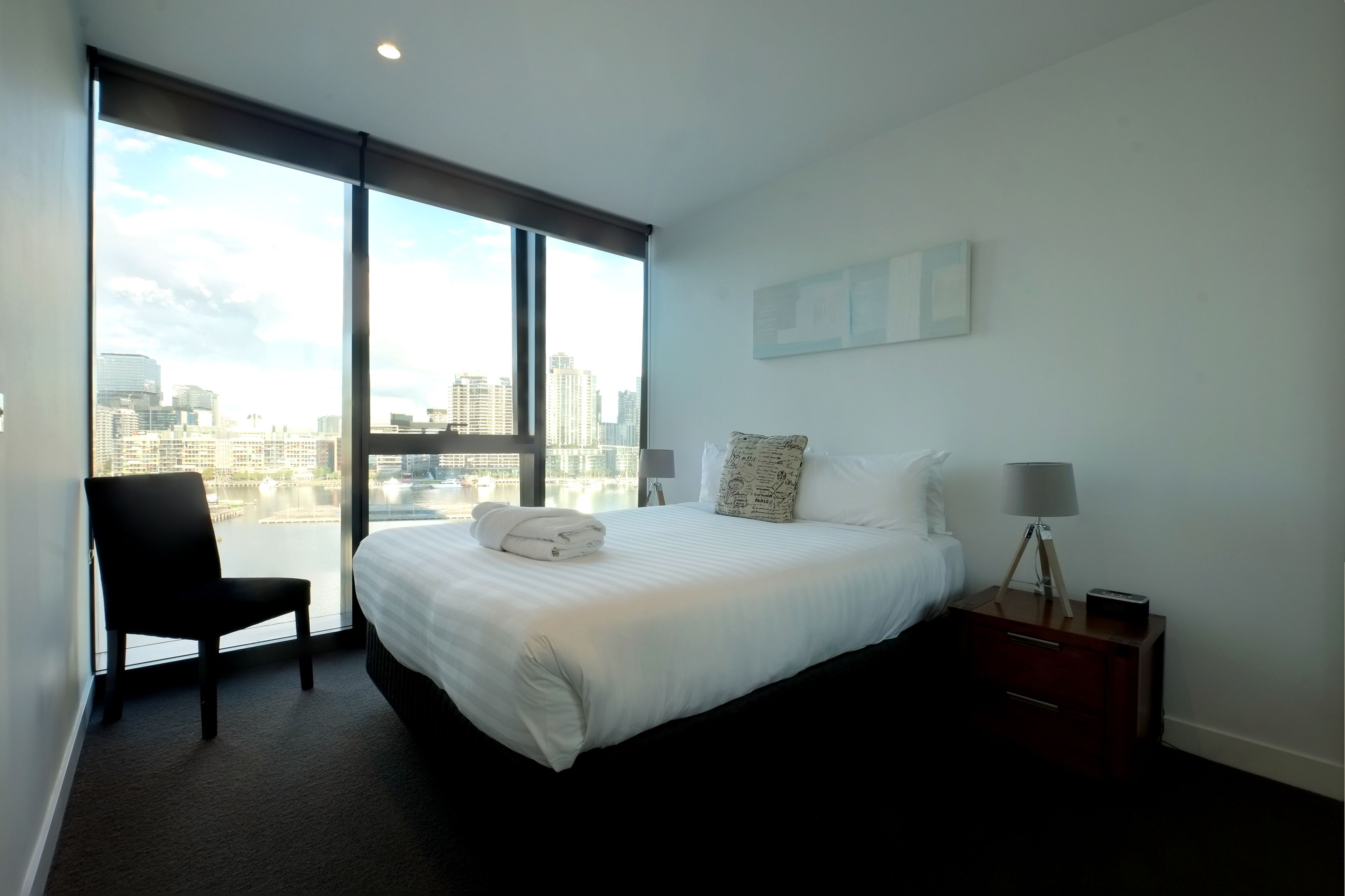 بديكورات فريدة لكل غرفة وطراز فريد لكل وحدة ومكتب وستائر تعتيم