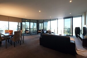 Ático ejecutivo, 3 habitaciones, 2 baños | Zona de estar | Televisión LCD de 51 pulgadas con canales por cable, una televisión