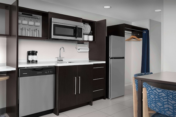 Refrigerador con congelador y cafetera y tetera