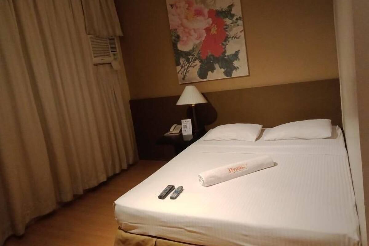 Brankas, meja kerja, Wi-Fi gratis, dan seprai linen