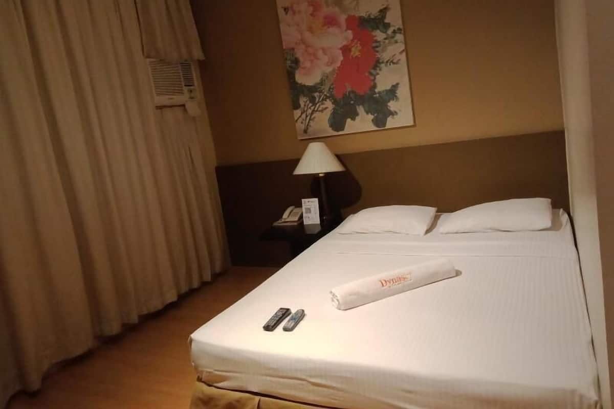 Safe på rommet, skrivebord, wi-fi (inkludert) og sengetøy