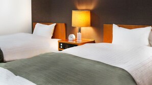 A hotel room with two beds, each with a wooden headboard, a bedside table with a lamp, and a clock. - Hotel Abest Nagano Ekimae (Nagano)
