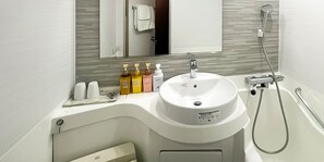 Ensemble baignoire-douche, articles de toilette (gratuits)