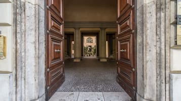 Vista frontal de la propiedad