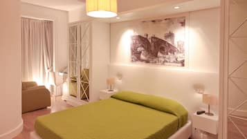 Daunenbettdecken, Betten mit Memory-Foam-Matratzen, Minibar, Zimmersafe