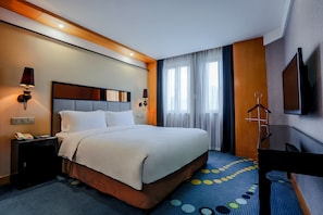 Habitación Deluxe | Ropa de cama de alta calidad y minibar