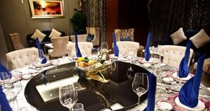 2 restaurantes; se sirve cocina china