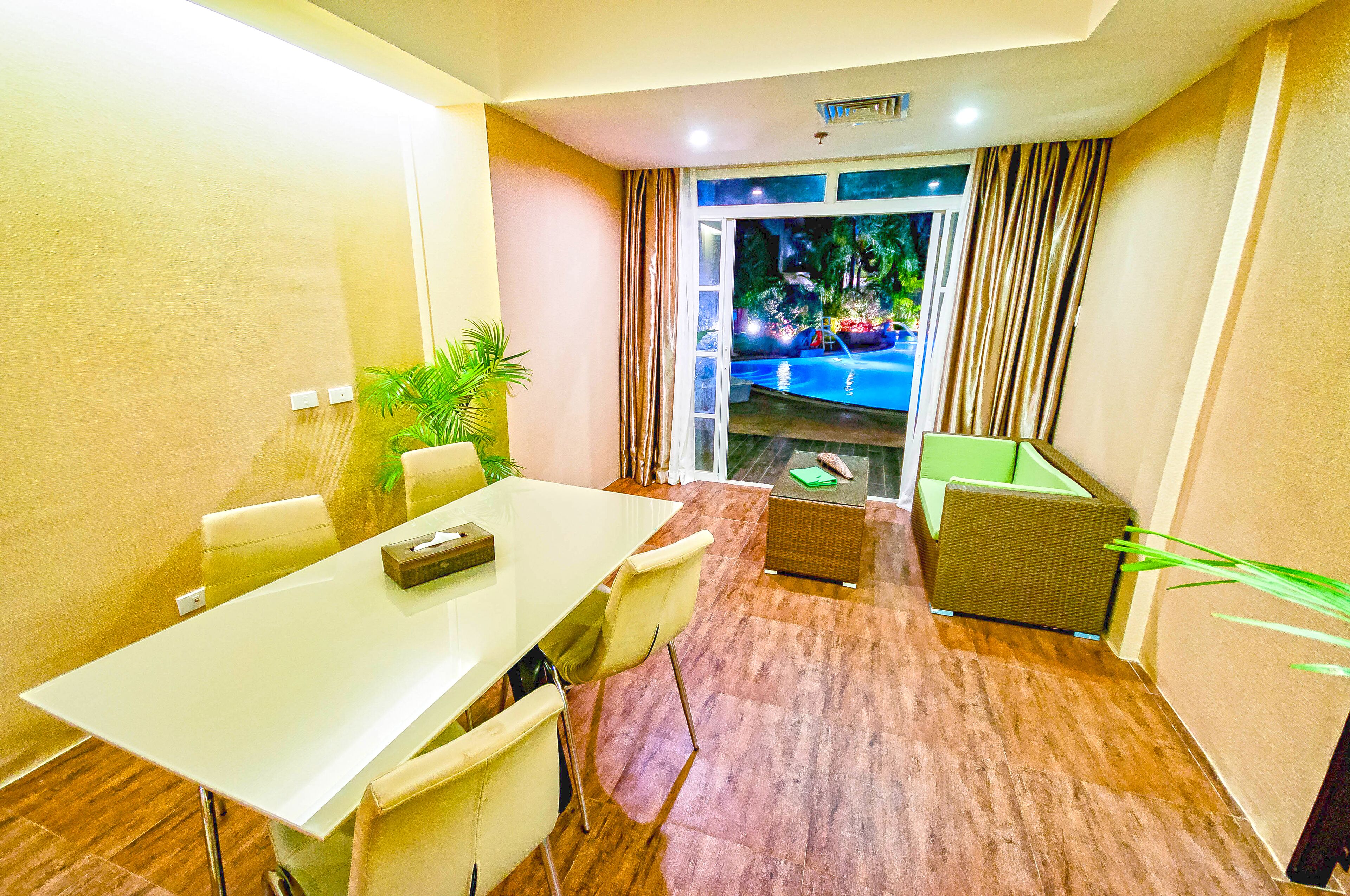 Family Suite | 起居區 |  LCD 液晶電視