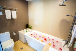 Ducha, artículos de tocador gratuitos, secador de pelo, pantuflas