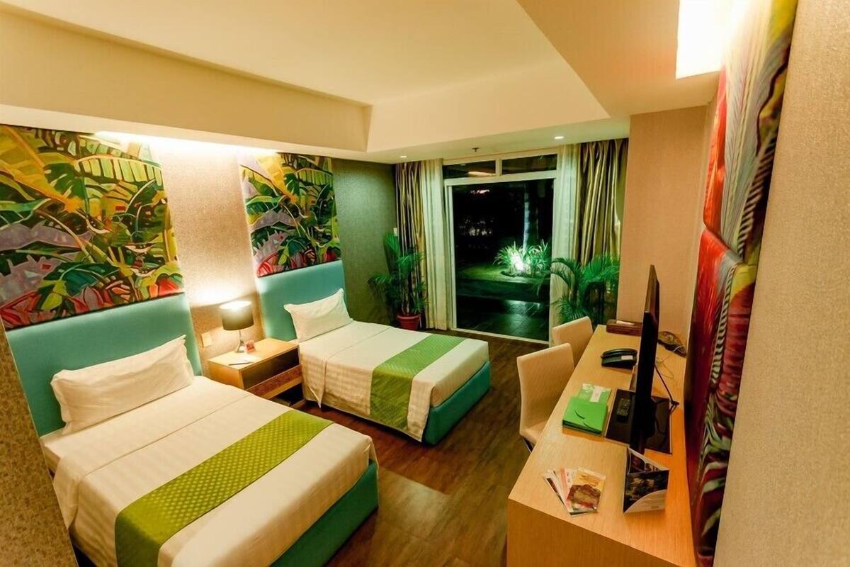 ห้องดีลักซ์ทริปเปิล, วิวสวน | มินิบาร์, ตู้นิรภัยในห้องพัก, โต๊ะทำงาน, Wi-Fi ฟรี