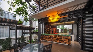Un restaurante con mostrador de madera y un letrero colgante.