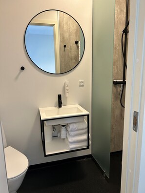 Chambre Simple Standard, salle de bains privée | Salle de bain | Articles de toilette gratuits, serviettes fournies, savon, shampoing