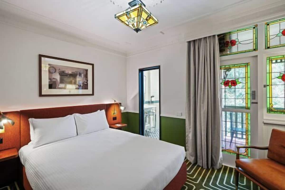 Peralatan tempat tidur premium, meja, langsir/tirai gelap terus