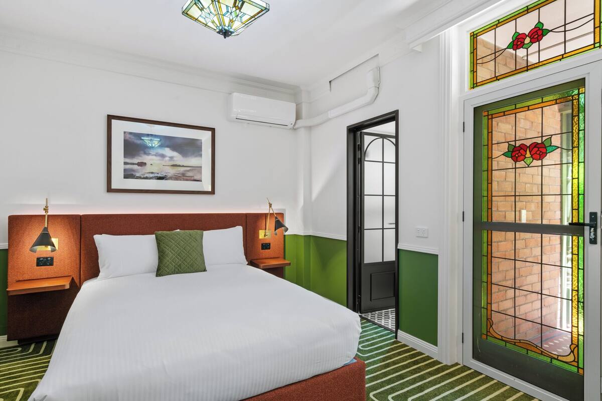 Habitación triple, vistas al jardín | Ropa de cama de alta calidad, escritorio, cortinas opacas