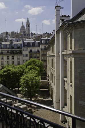 In-room safe, blackout curtains, free WiFi, bed sheets - Le Montclair Montmartre by River - Hostel (Paris)