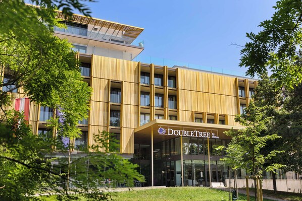 A DoubleTree by Hilton hotel with a modern design, featuring a wooden facade and multiple balconies. - Doubletree by Hilton Vienna Schonbrunn (Vienna)