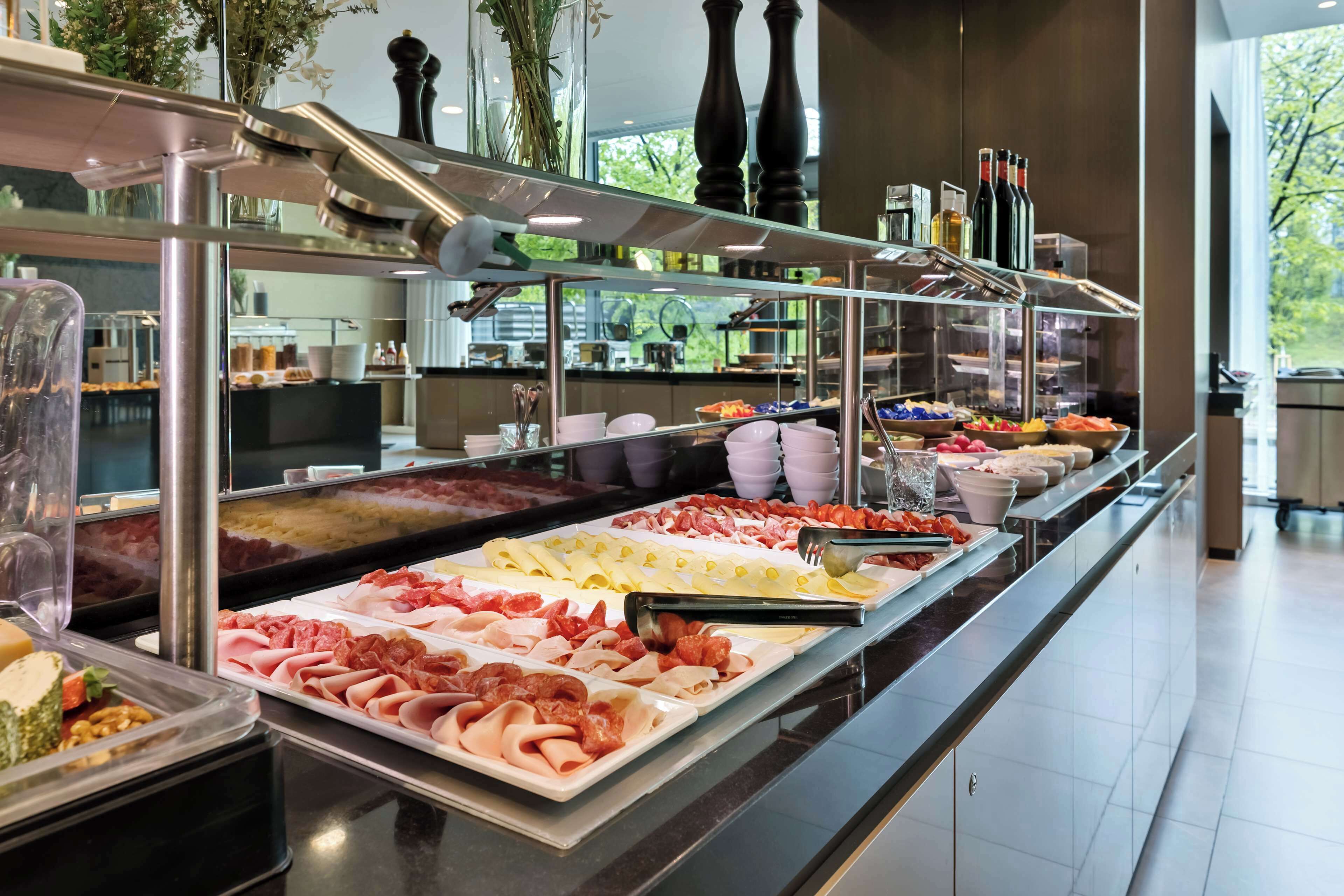 Tägliches Frühstücksbuffet gegen Gebühr