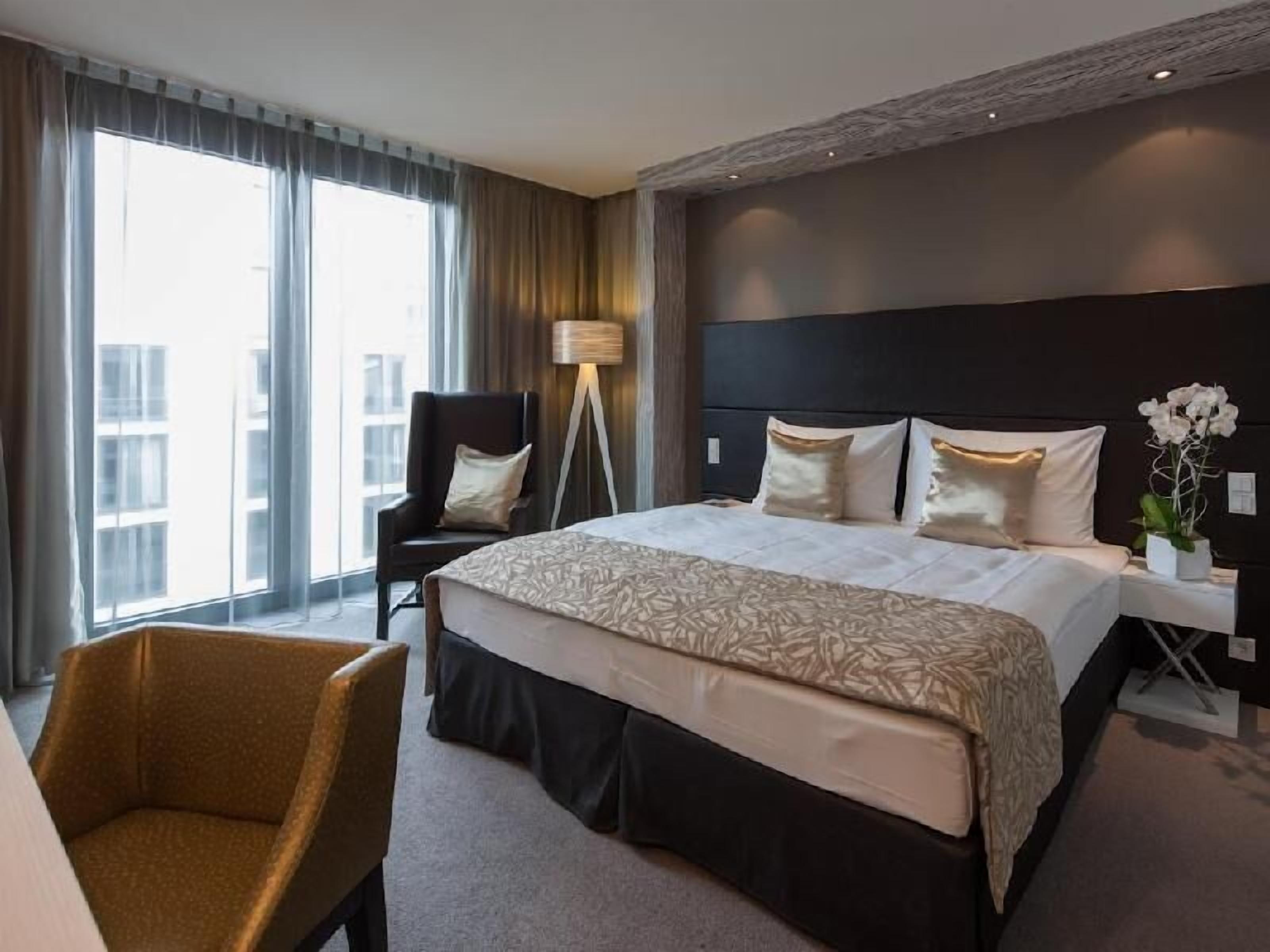 Minibar, caja de seguridad en la habitación y escritorio 