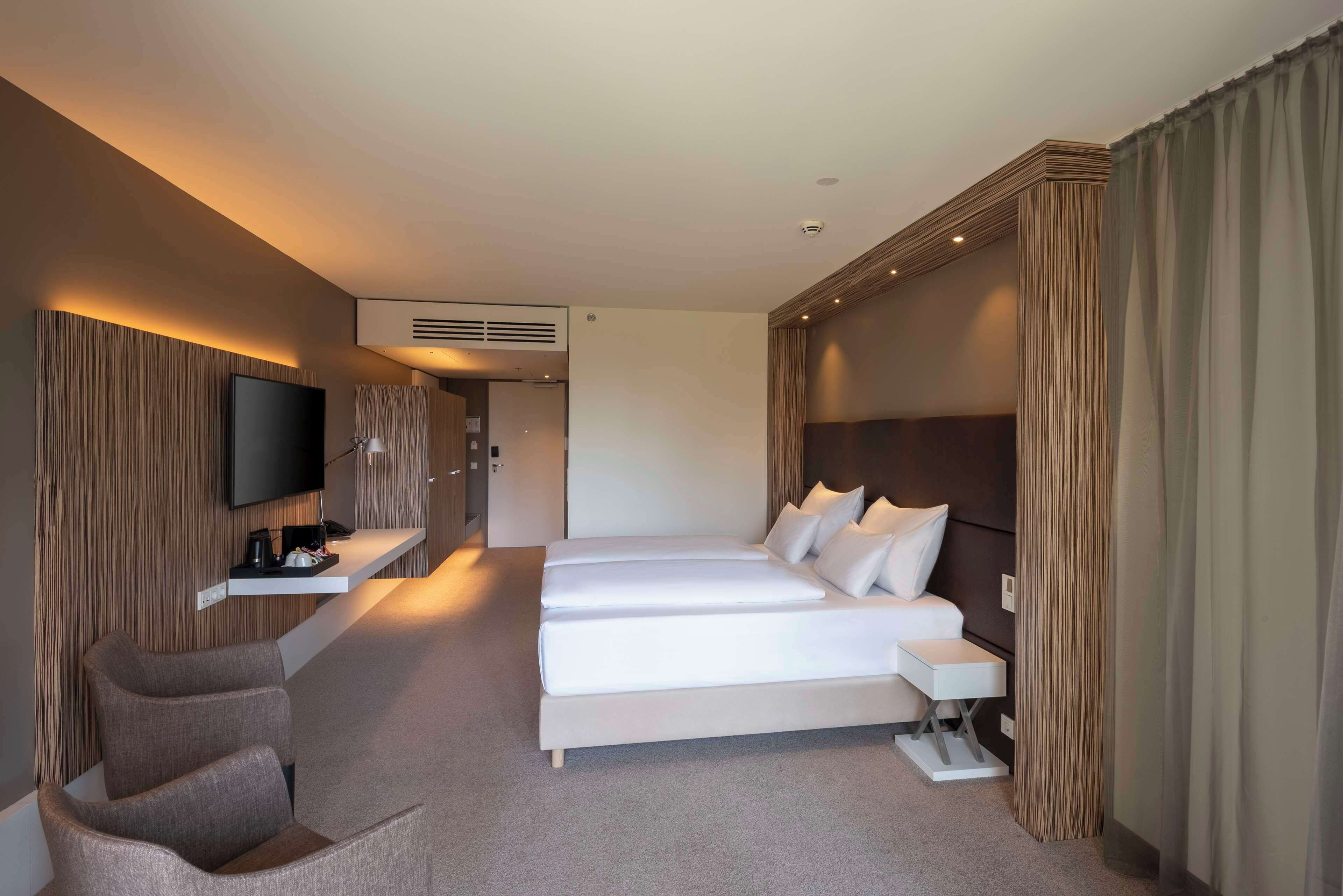 deluxe room, 1 king bed, balcony | 1 bedroom, minibar, in-room safe, desk