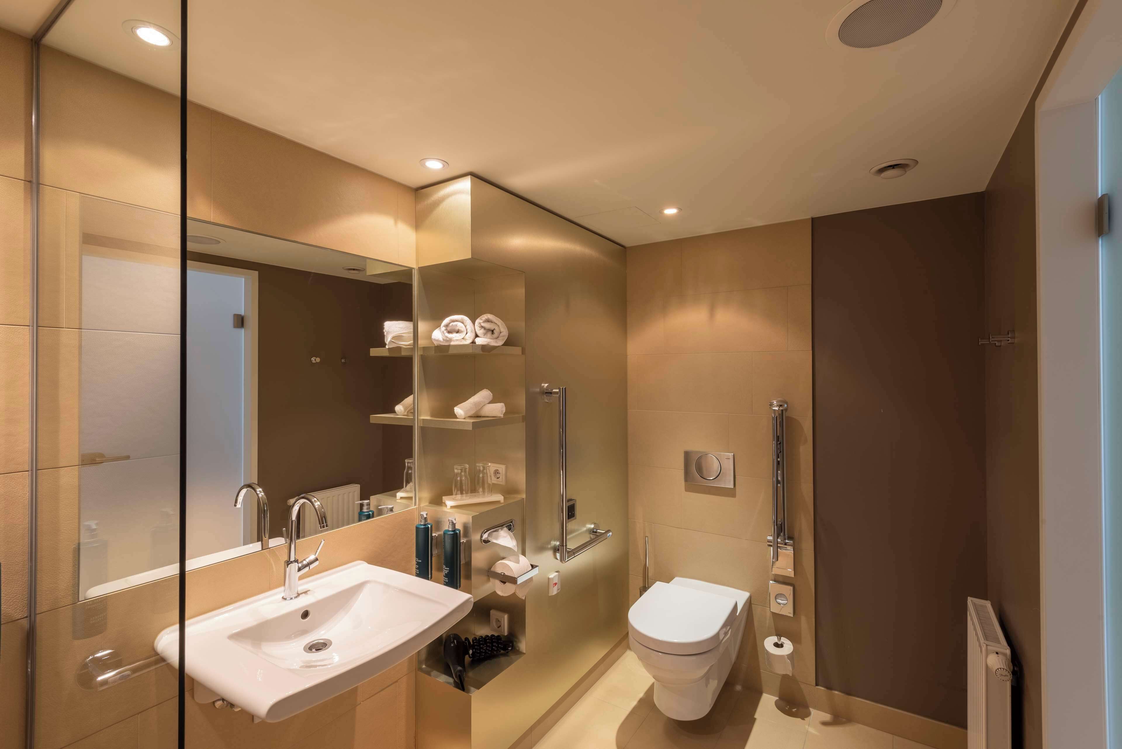 standard room, 1 king bed, accessible | bathroom | hair dryer, towels