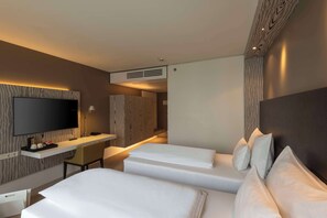 Minibar, cassaforte in camera, una scrivania, postazione laptop