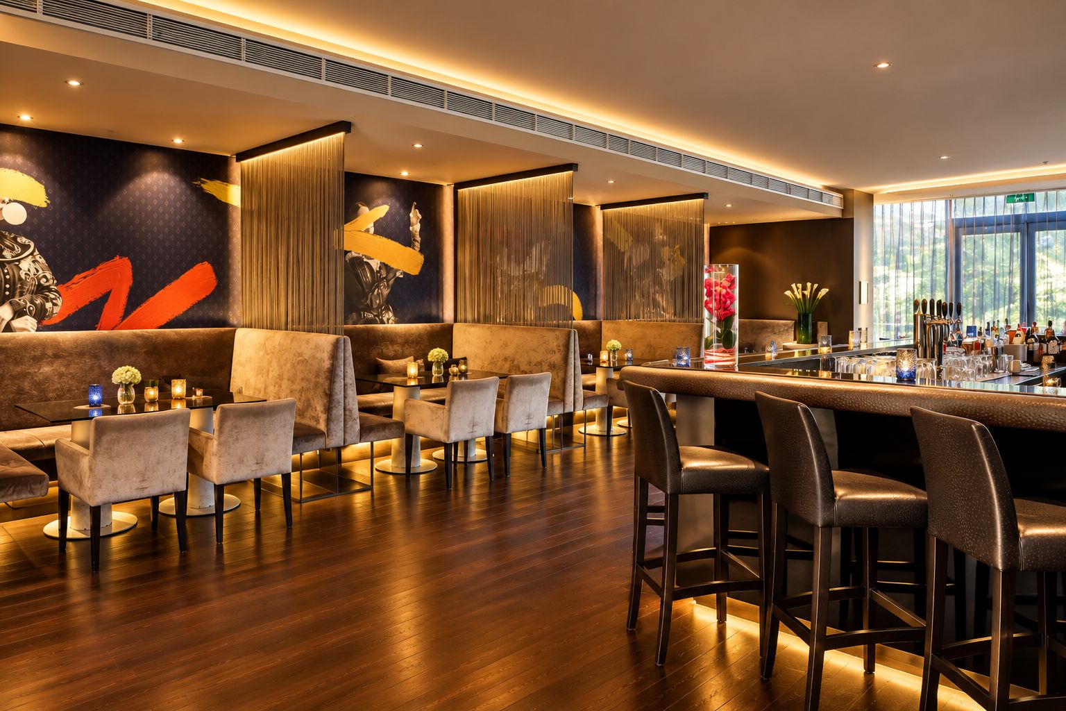 Espaço de bar com assentos, balcão e vista para o exterior.