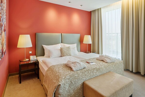 Junior Suite | In-room safe, desk, soundproofing, iron/ironing board