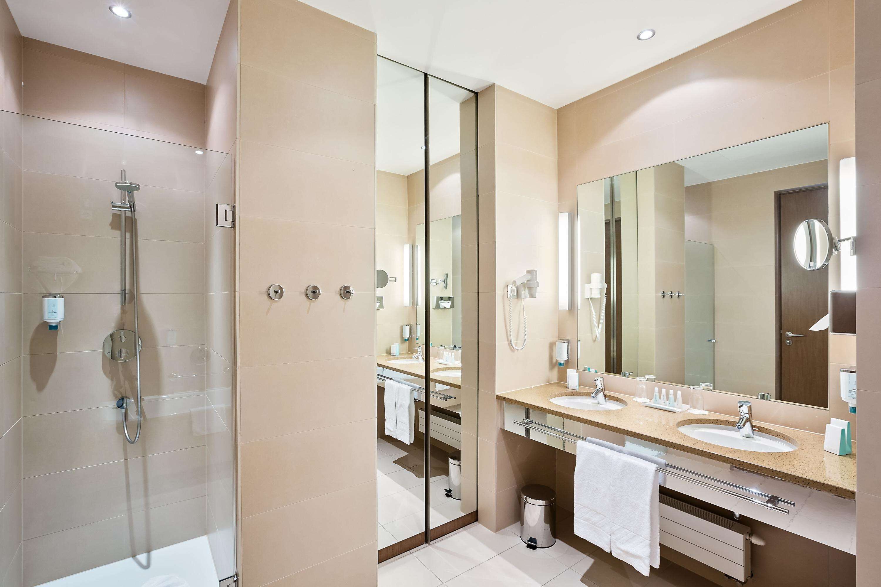 premium room | bathroom | free toiletries, hair dryer, bidet, towels
