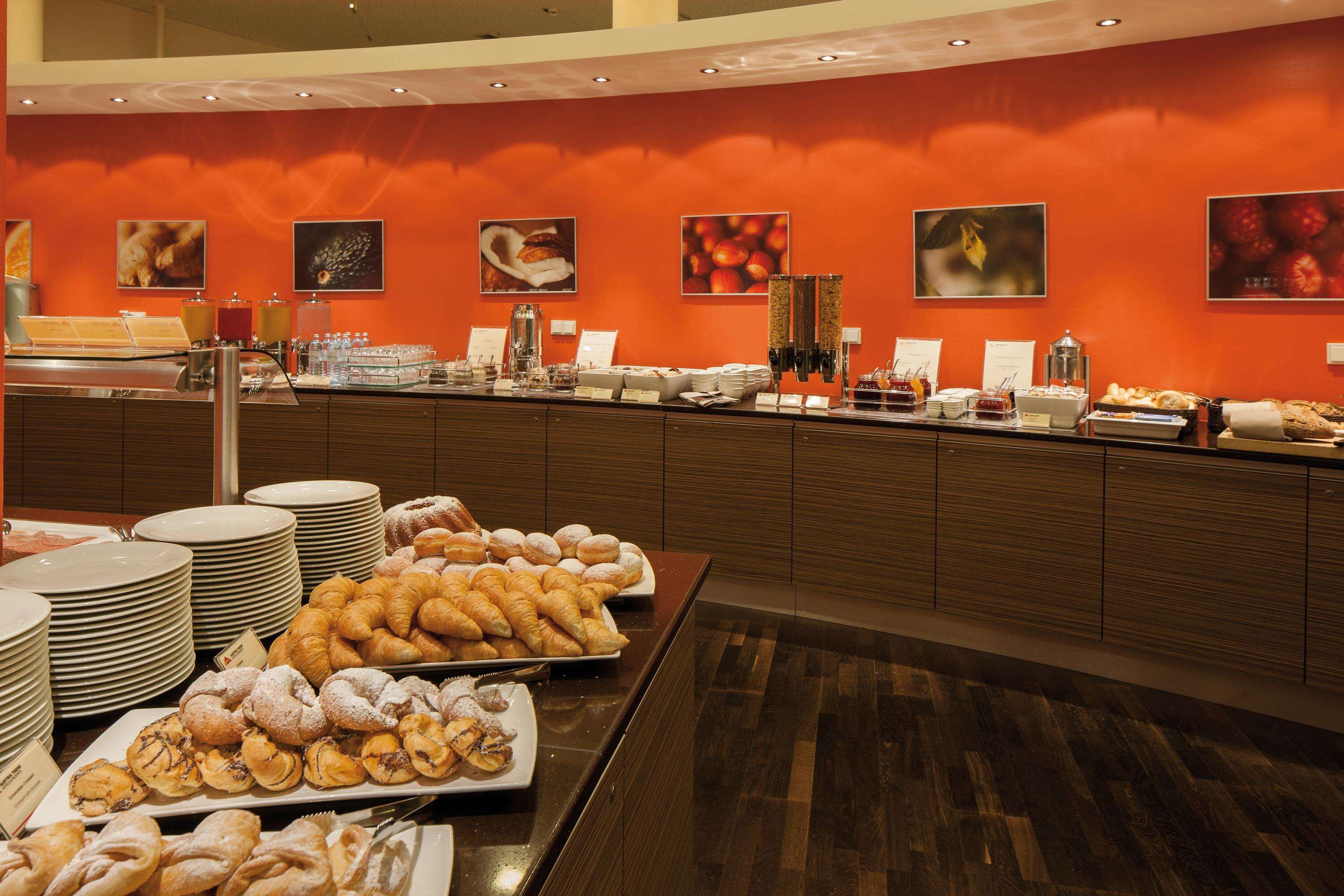 Buffet com diversos doces e um balcão com bebidas.