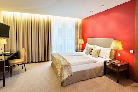 Superior Room | In-room safe, desk, soundproofing, iron/ironing board. Austria Trend Hotel Savoyen Vienna