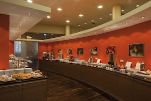 Desayuno buffet diario (EUR 28 por persona)