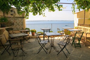 Habitación superior, vistas al mar | Vistas desde la habitación