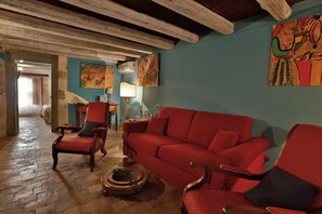 Habitación superior, vista al mar | Área de sala de estar | Televisión de pantalla plana de 43 pulgadas con canales vía satélite 