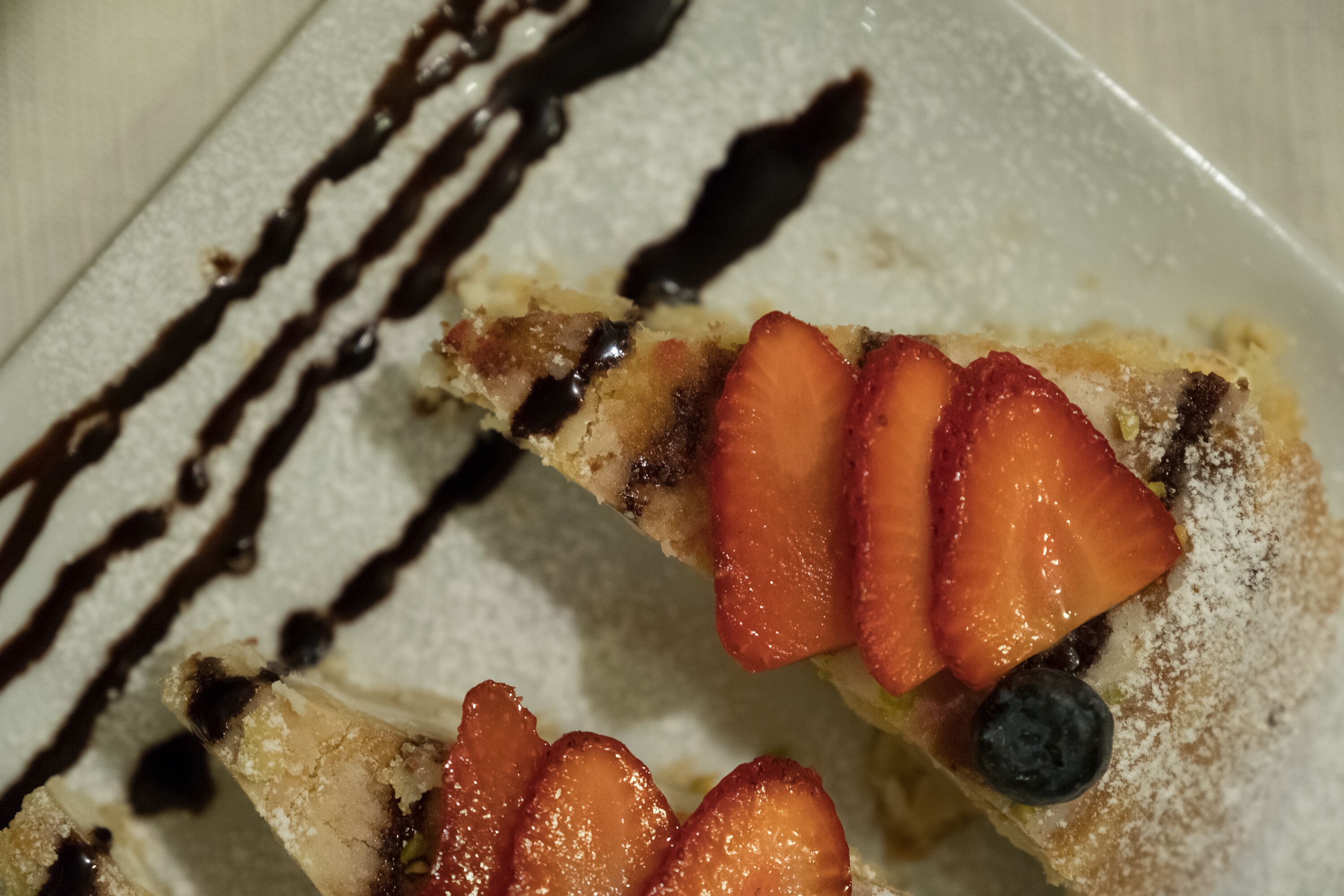Un postre con fresas y salsa de chocolate.