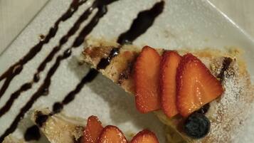 Un postre con fresas y salsa de chocolate.