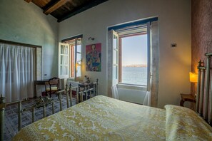 Suite estudio junior, vista al mar | Ropa de cama de alta calidad, edredón y camas con efecto memoria 