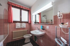 Family Penthouse, 4 Bedrooms, Terrace, Garden View | Bathroom | Shower, free toiletries, hair dryer, towels - Villa Siesta, Park & Pool Living (Losone)