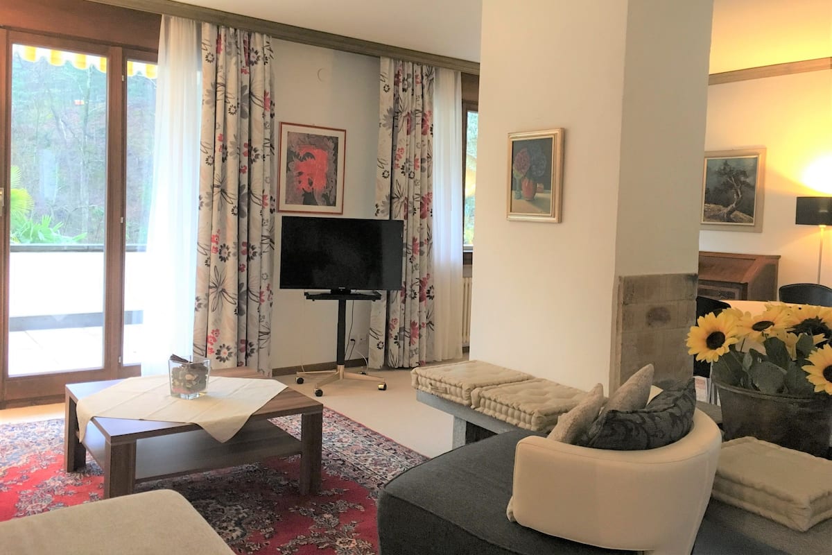 Familie penthouse, 4 slaapkamers, terras, uitzicht op tuin | Woonruimte | Een flatscreentelevisie en speelgoed