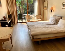 Quarto casal conforto, 1 quarto, sacada, vista para o jardim | Roupas de cama premium, cofres nos quartos, escrivaninha