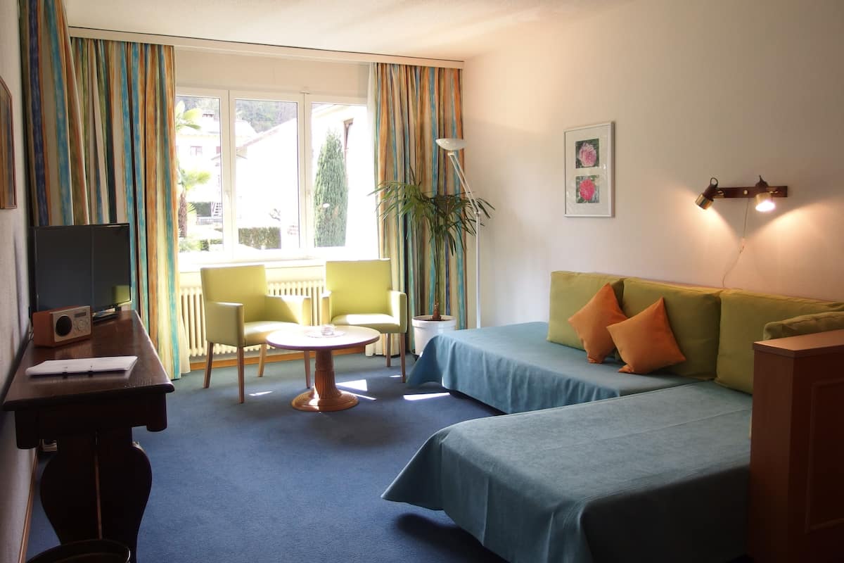 Familie appartement, 2 slaapkamers, balkon, uitzicht op tuin | Woonruimte | Een flatscreentelevisie en speelgoed