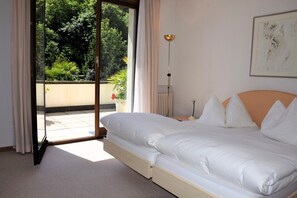 Family Penthouse, 4 Bedrooms, Terrace, Garden View | Premium bedding, in-room safe, desk, blackout drapes - Villa Siesta, Park & Pool Living (Losone)