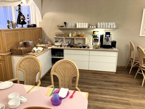 Daily buffet breakfast for a fee - Villa Siesta, Park & Pool Living (Losone)