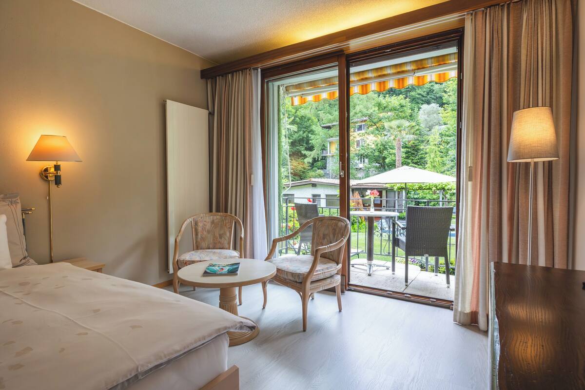 Quarto casal conforto, 1 quarto, sacada, vista para o jardim | Roupas de cama premium, cofres nos quartos, escrivaninha