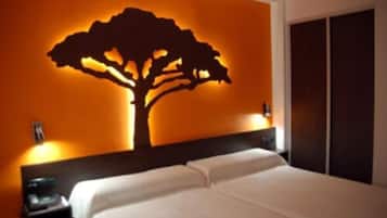 Escritorio, tabla de planchar con plancha, wifi gratis y ropa de cama