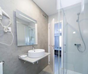 Ducha, artículos de tocador gratuitos, secador de pelo, toallas