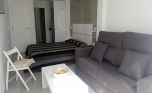 Superior Studio Suite, Sea View | Living room | TV - Hotel Sol Playa (Valencia)
