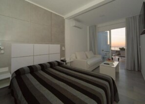 Bureau, fer et planche à repasser, Wi-Fi gratuit, draps fournis