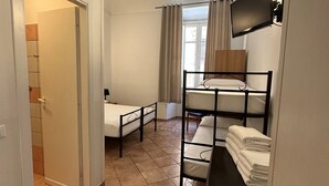 4 人部屋 | デスク、アイロン / アイロン台、WiFi (無料)、ベッドシーツ