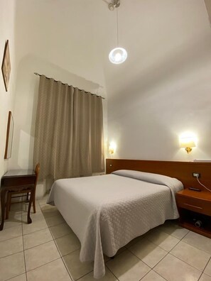 Habitación doble | Escritorio, tabla de planchar con plancha, wifi gratis y ropa de cama